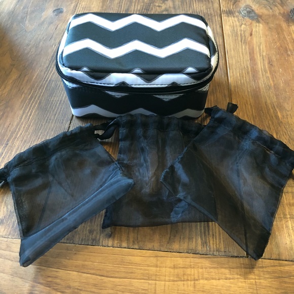 thirty-one Handbags - Adorable NWOT jewelry case